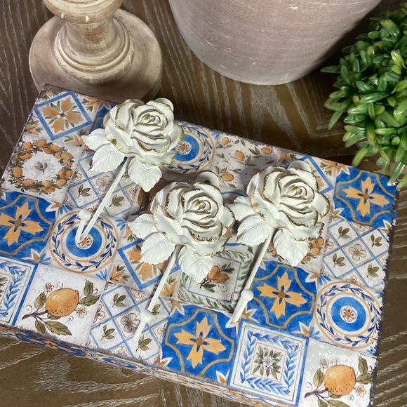 NEW! Vintage Inspired Shabby Chic French Cottage Resin Roses Wall Hook Set - Picture 5 of 8